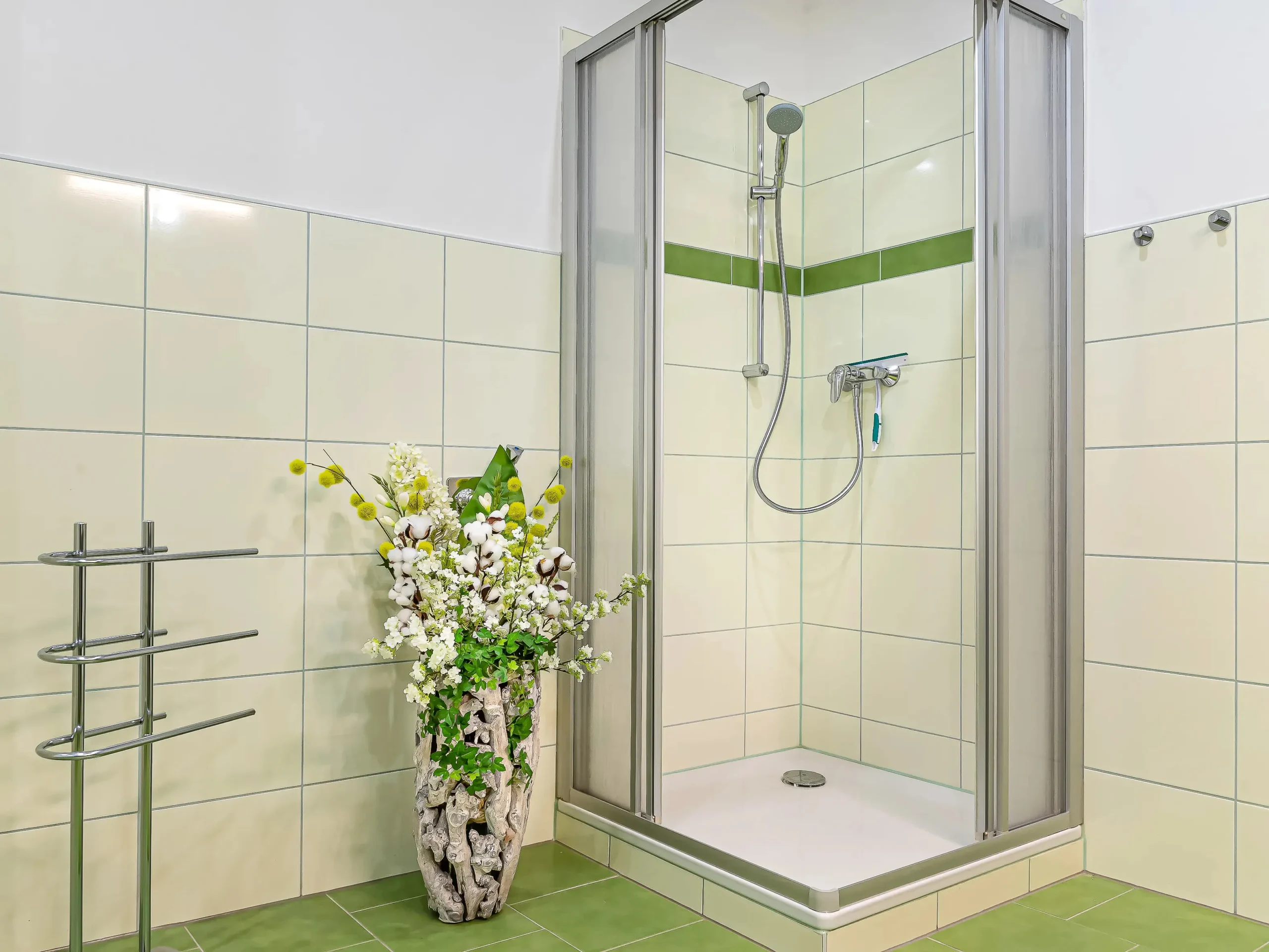 ferienwohnung-badezimmer-dusche-gruen-modern