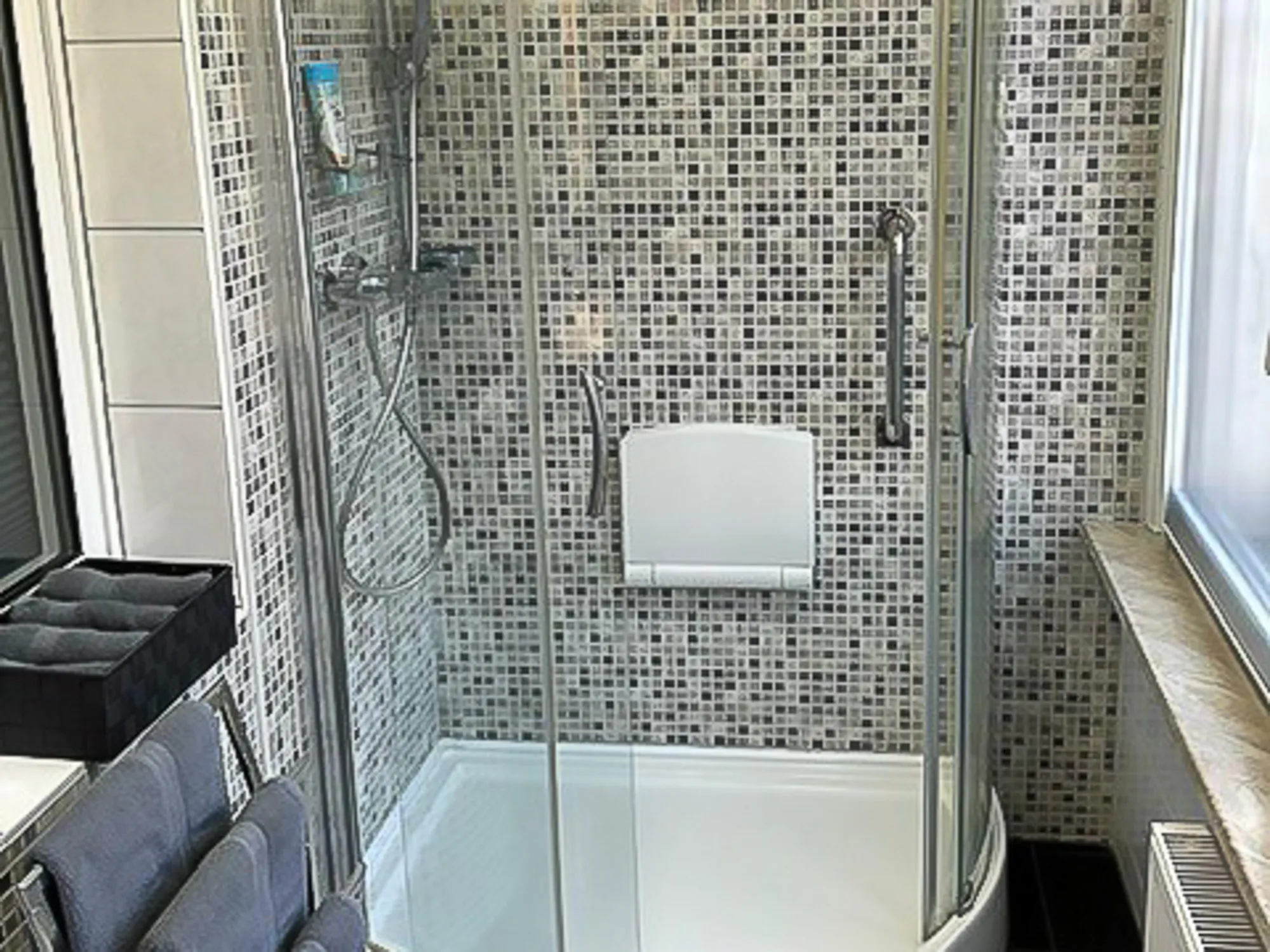 ferienwohnung-badezimmer-runddusche-mosaikfliesen