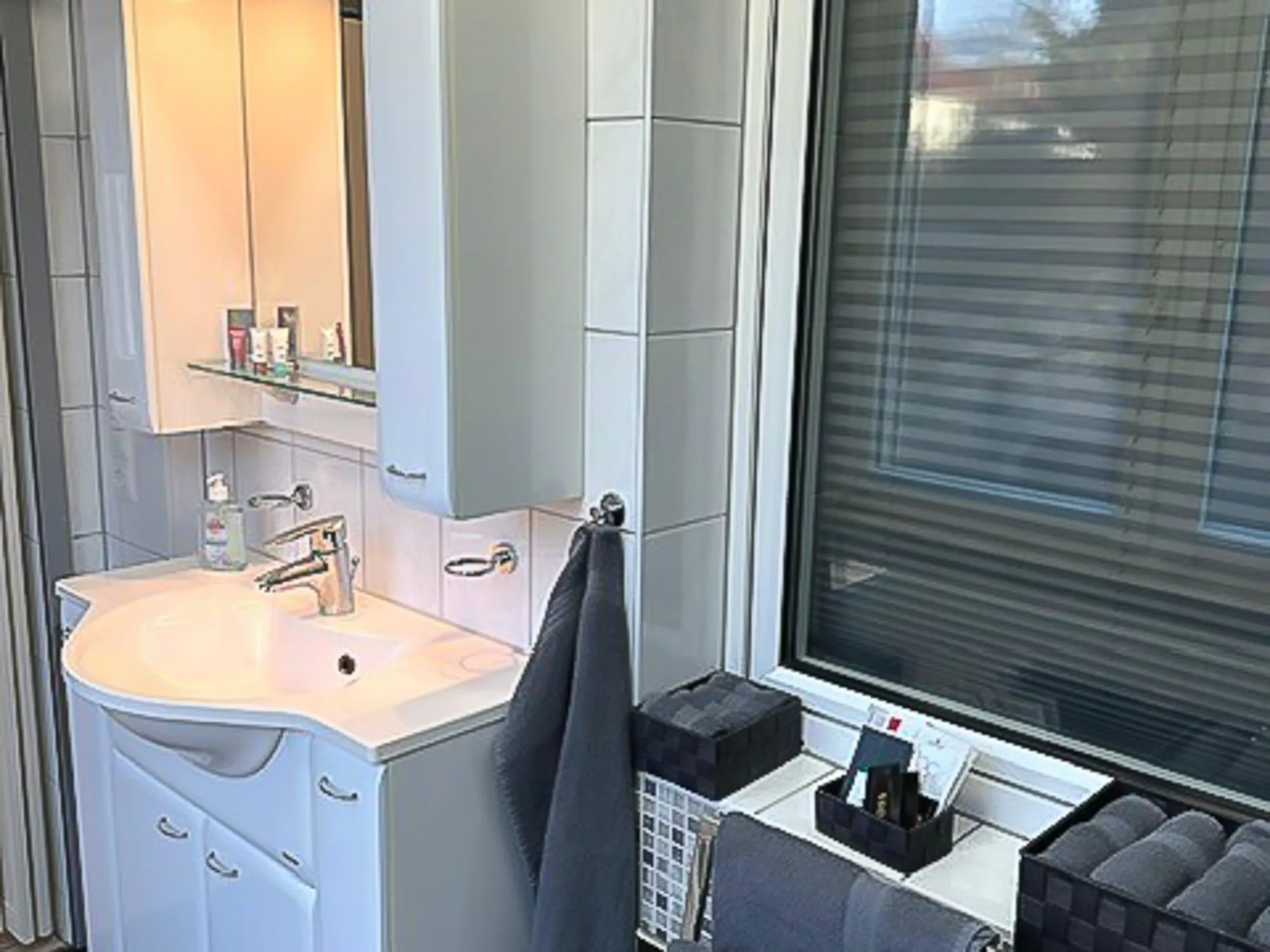 ferienwohnung-badezimmer-waschtisch-spiegel