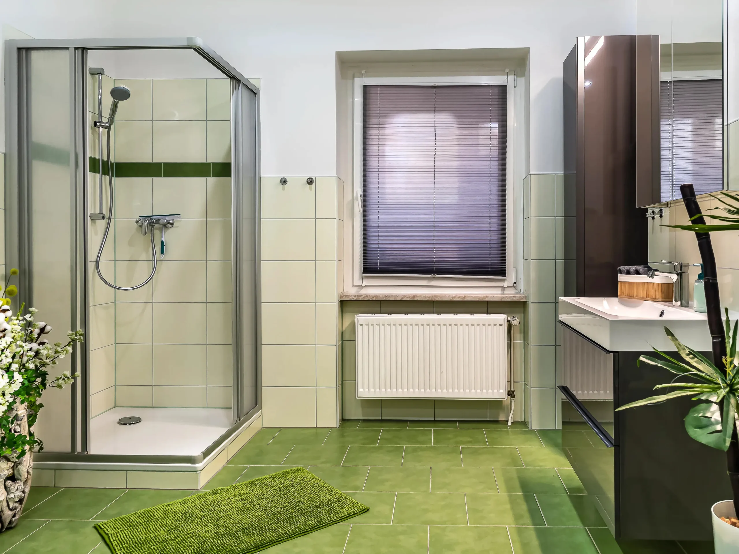 ferienwohnung-badezimmer-weiss-dusche