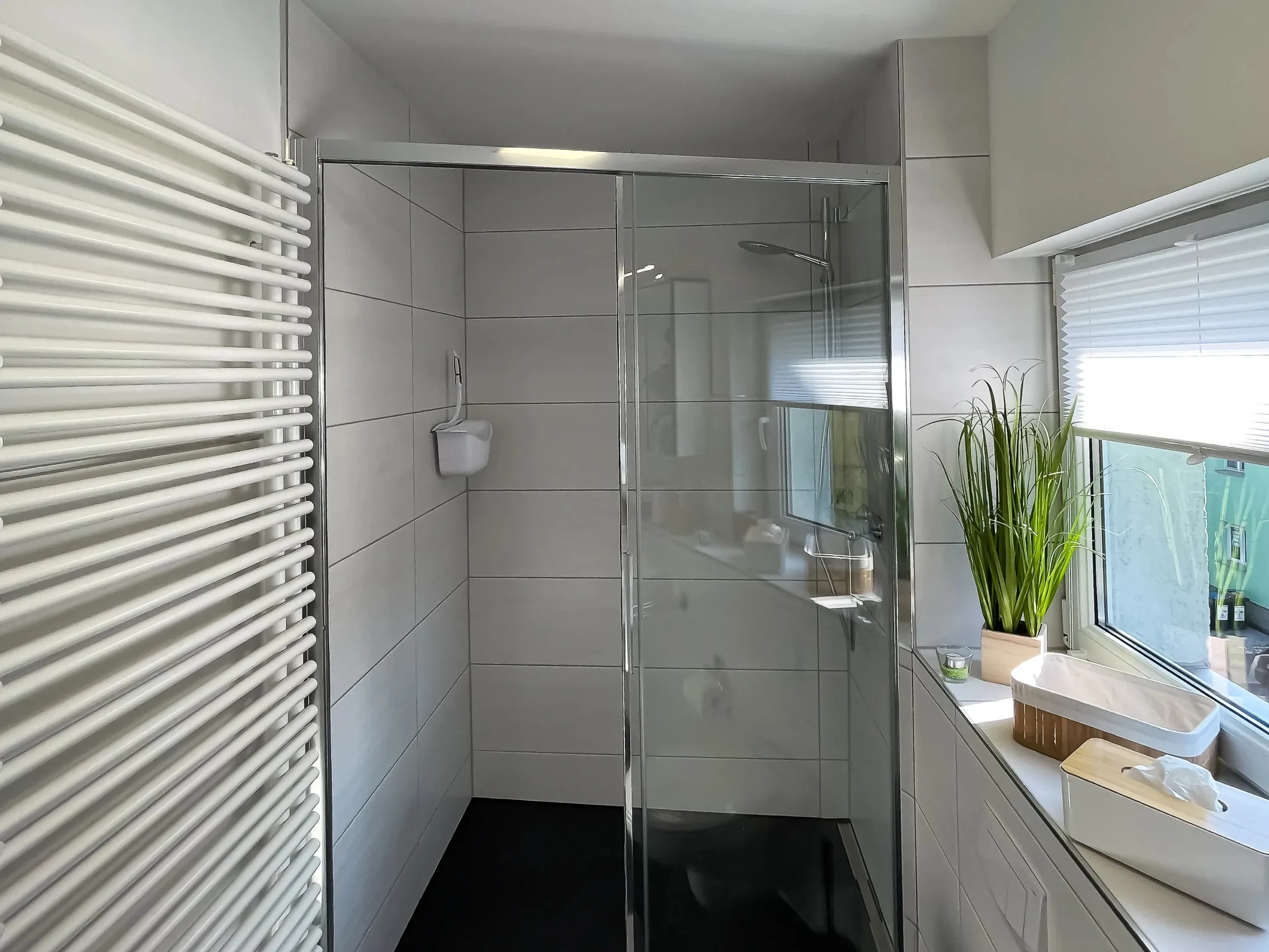 ferienwohnung-halle-badezimmer-duschkabine-glas