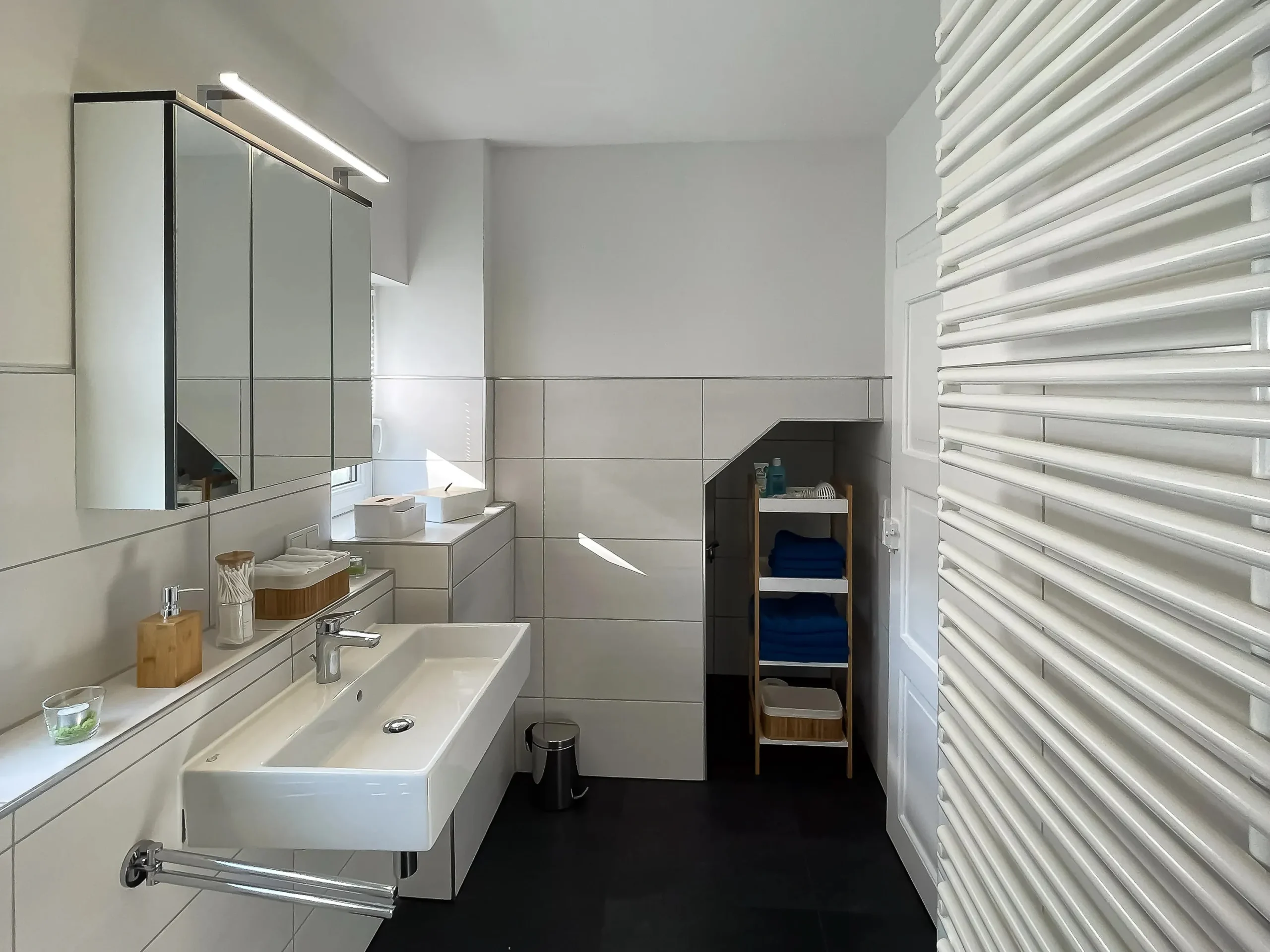 ferienwohnung-halle-badezimmer-waschbecken-heizung