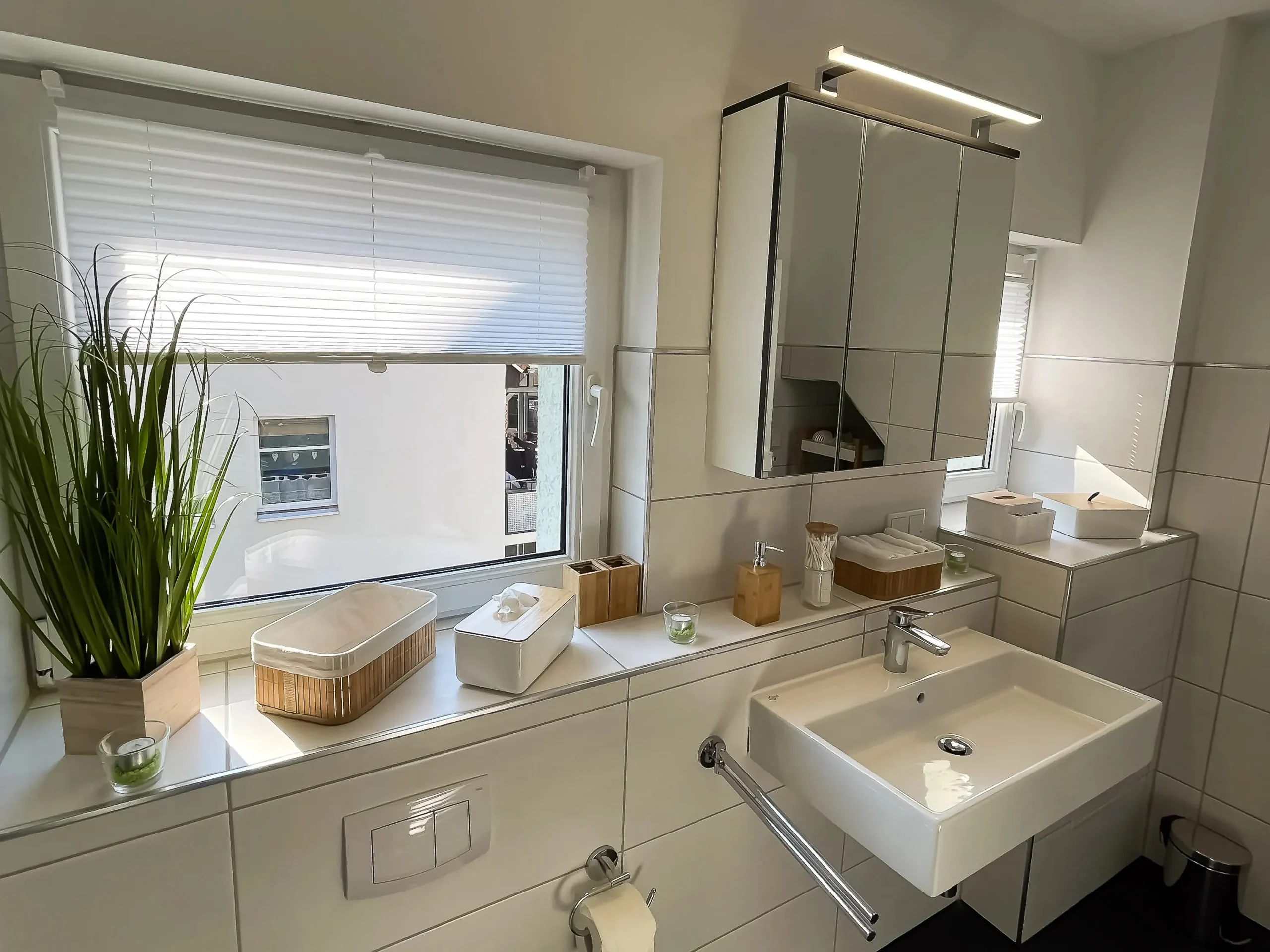 ferienwohnung-halle-badezimmer-waschbecken-seite