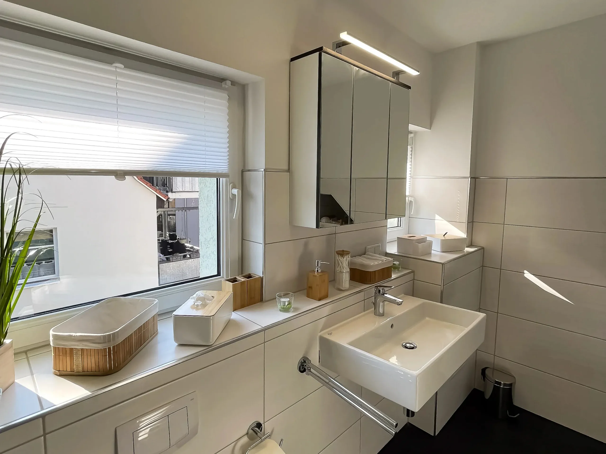 ferienwohnung-halle-badezimmer-waschbecken-spiegelschrank