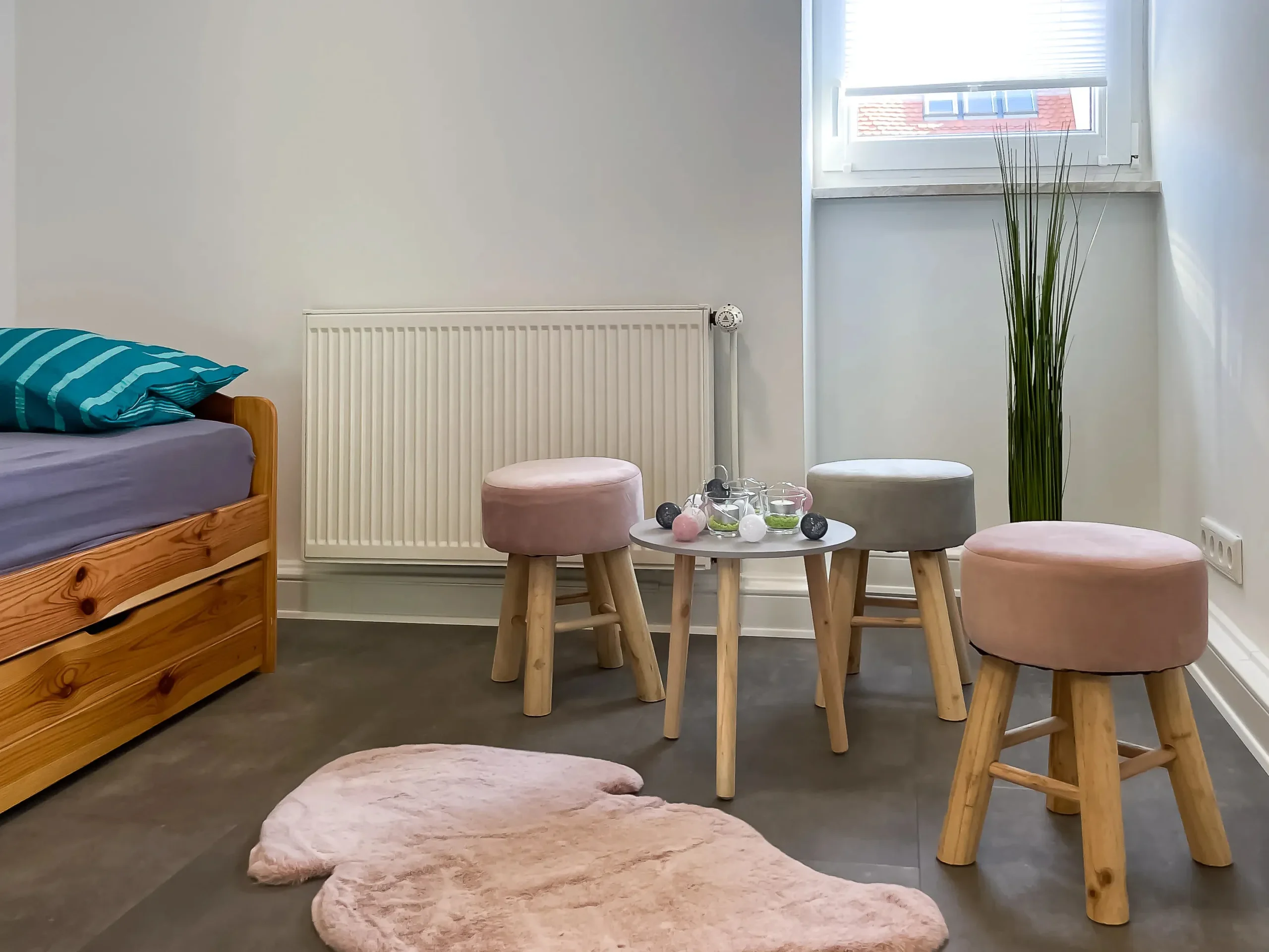 ferienwohnung-halle-einzelbett-rosa-hocker