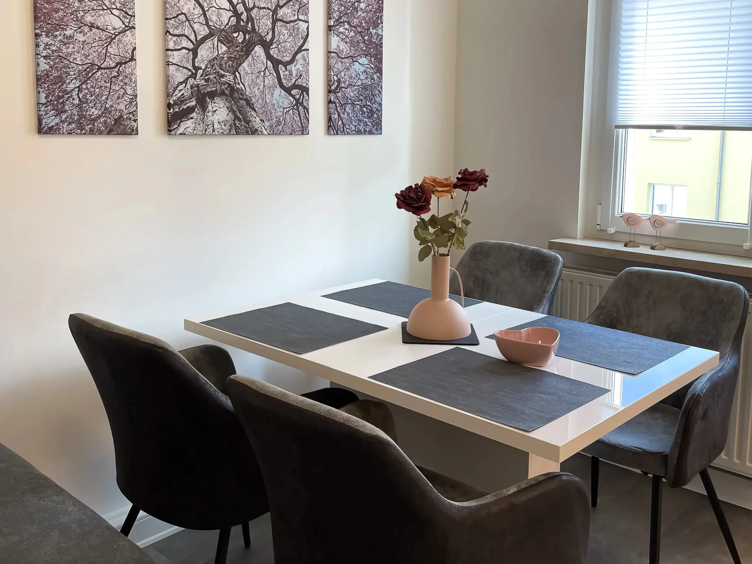 ferienwohnung-halle-esstisch-mit-vier-stuehlen