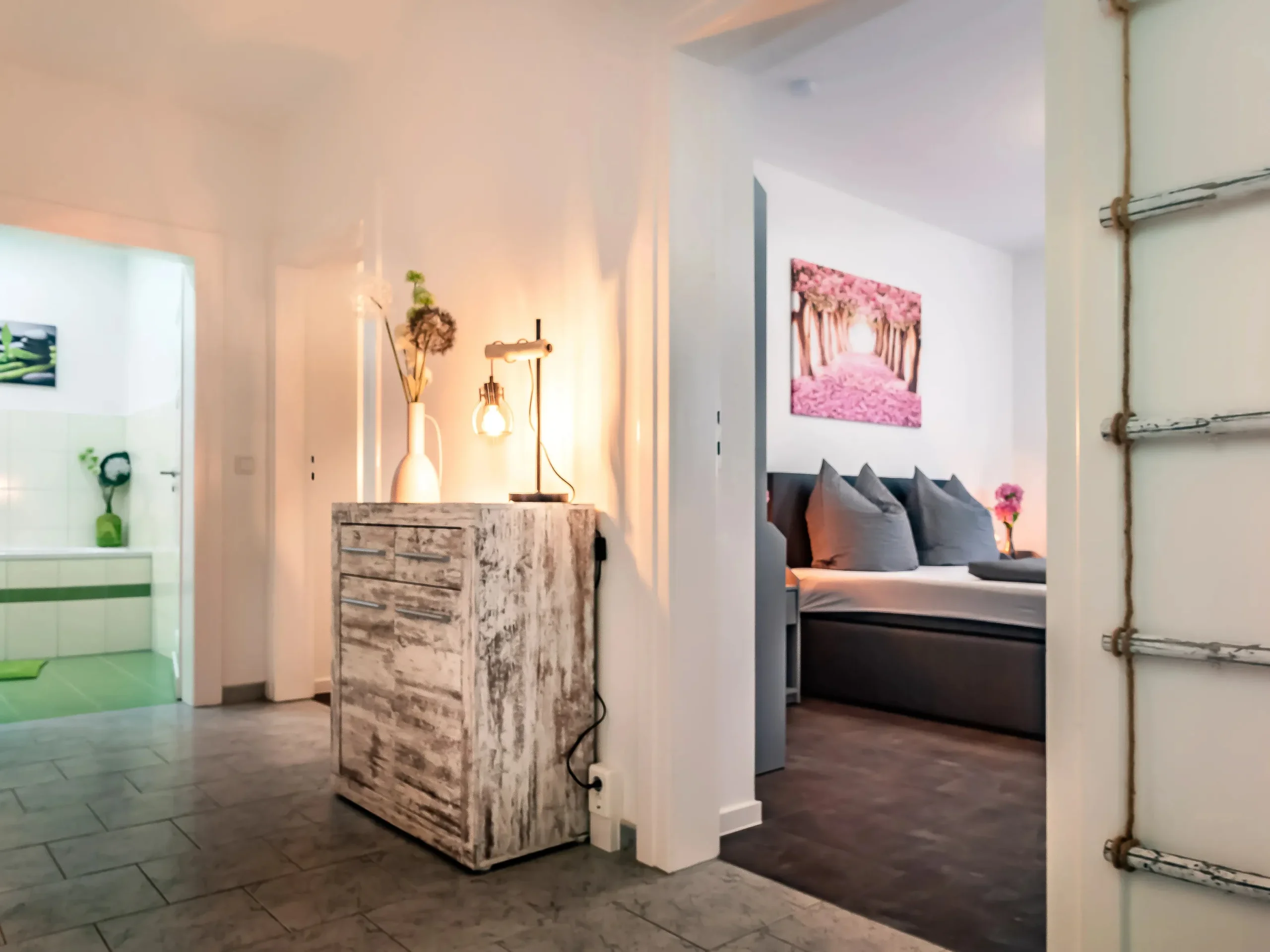 ferienwohnung-halle-flur-blick-richtung-schlafzimmer