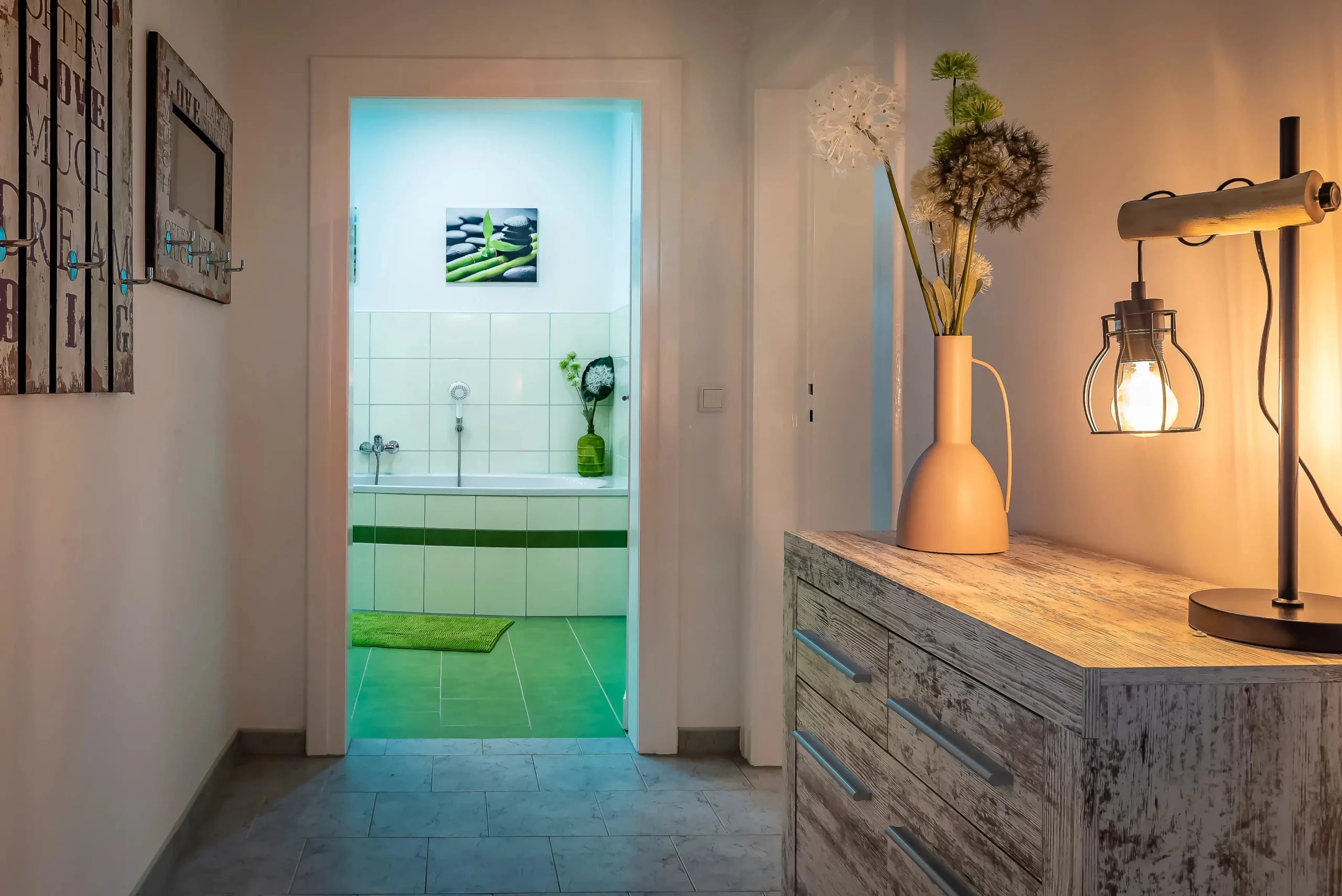ferienwohnung-halle-flur-mit-blick-ins-bad