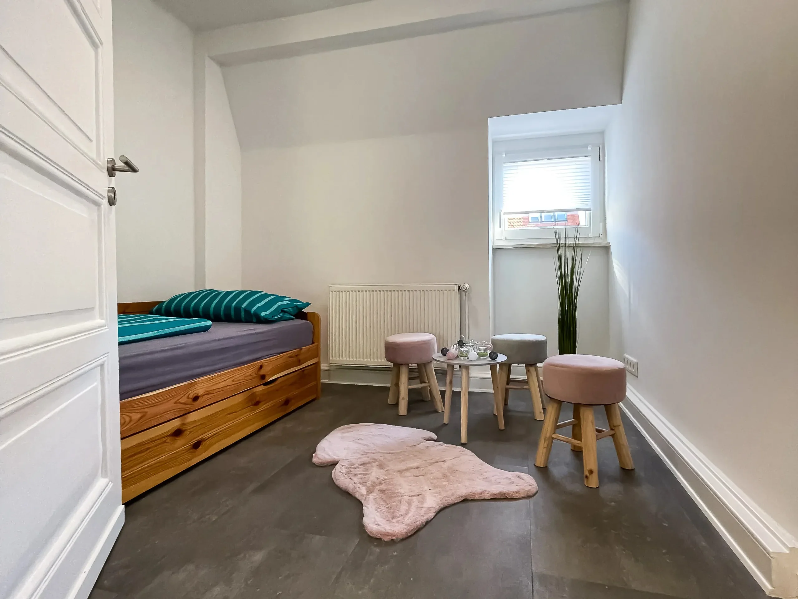 ferienwohnung-halle-gaestezimmer-einzelbett