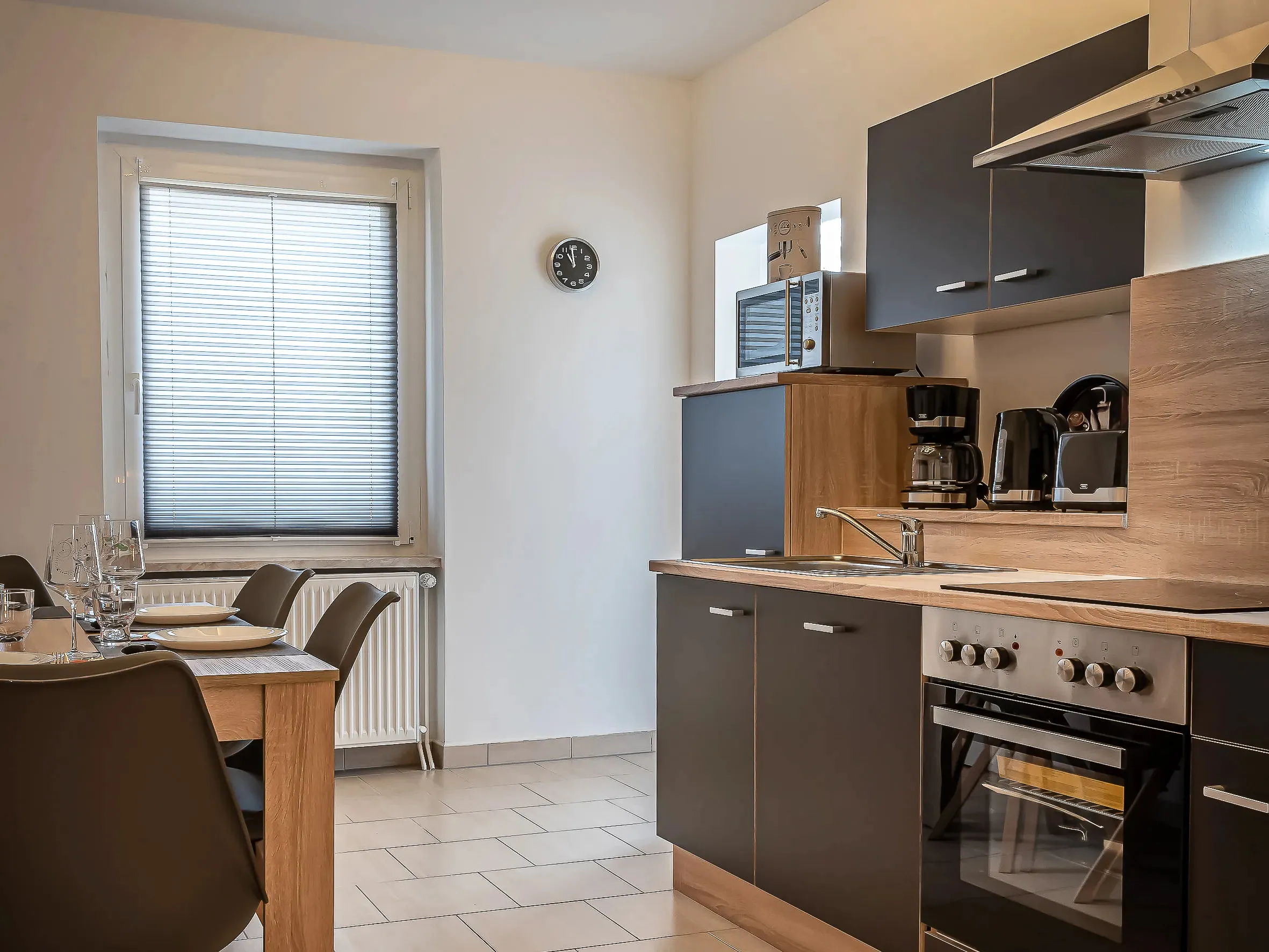 ferienwohnung-halle-kueche-mit-essbereich