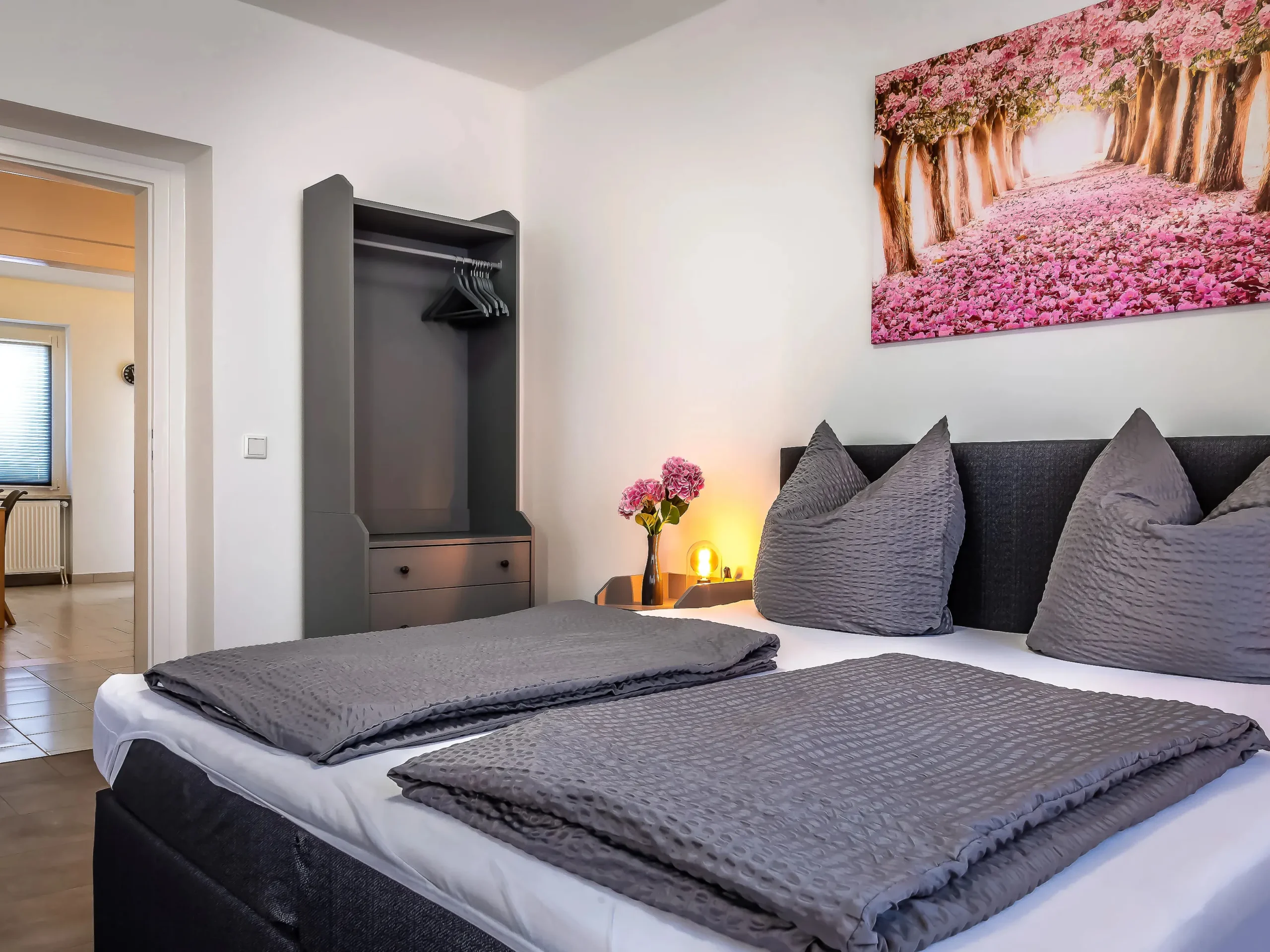 ferienwohnung-halle-schlafzimmer-bett-detail