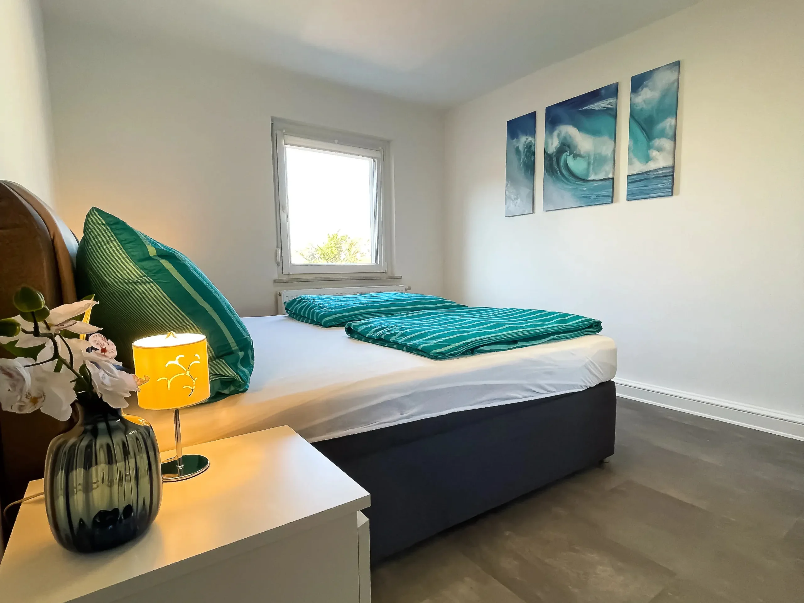 ferienwohnung-halle-schlafzimmer-boxspringbett-gruen