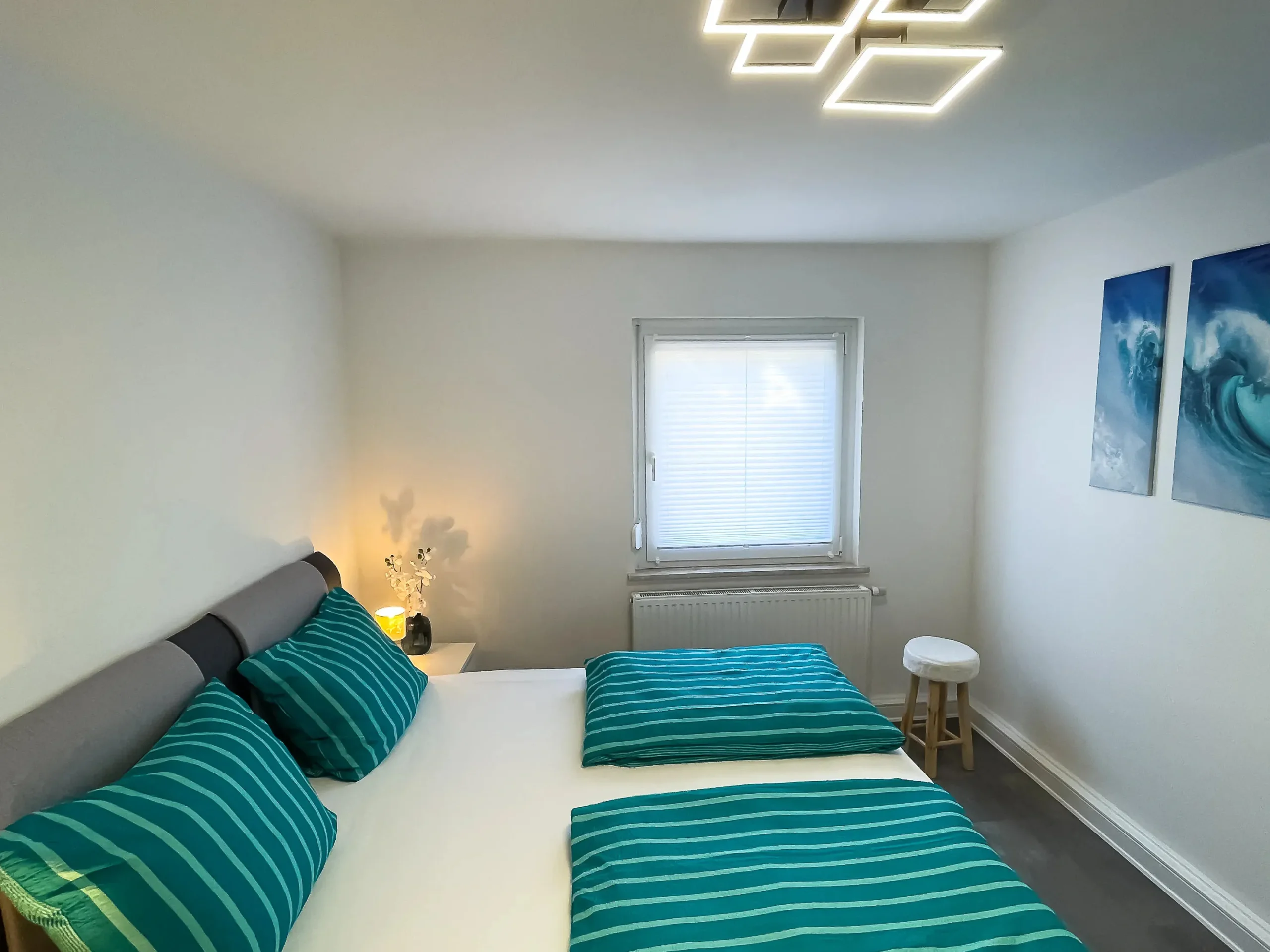 ferienwohnung-halle-schlafzimmer-doppelbett-fenster