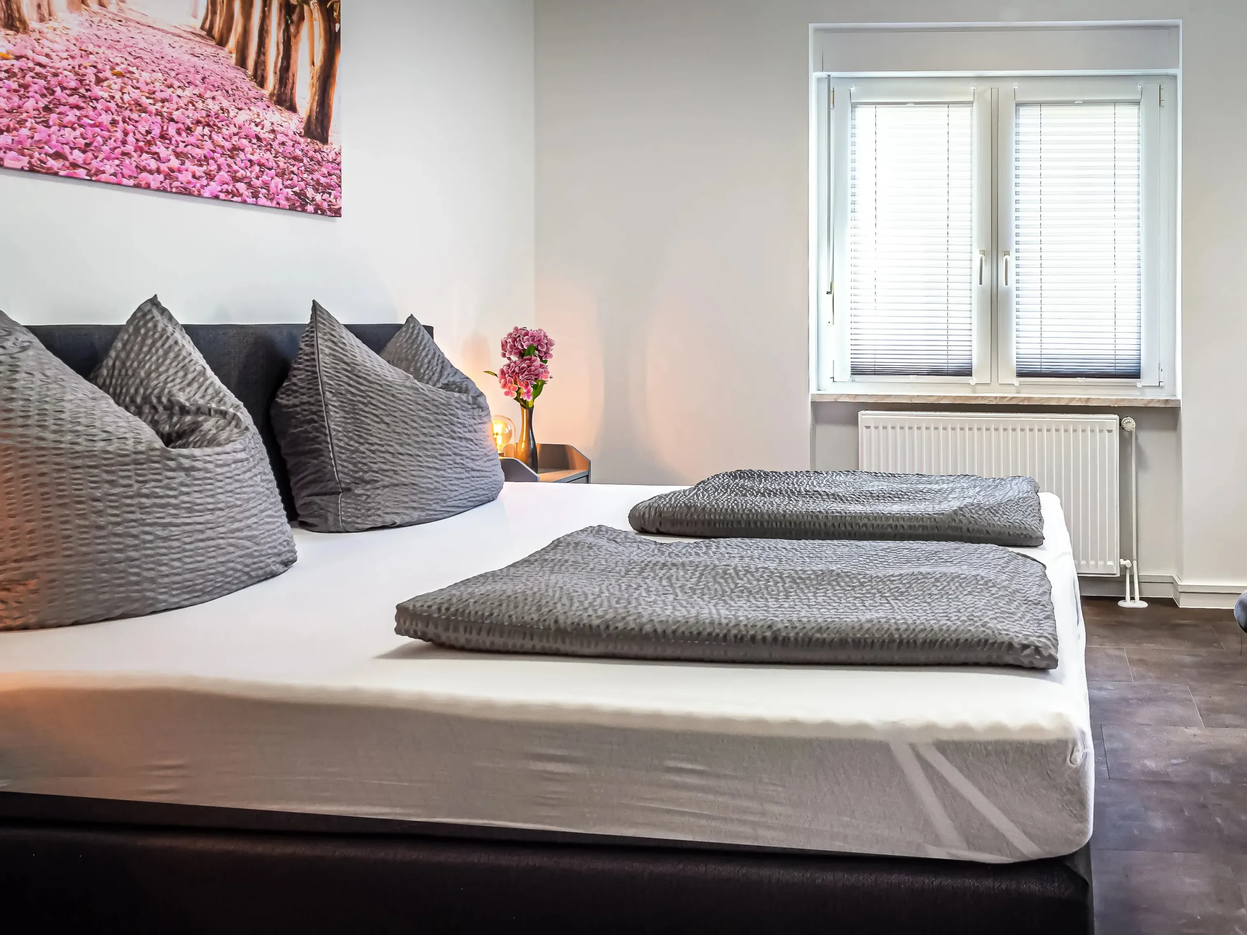 ferienwohnung-halle-schlafzimmer-doppelbett
