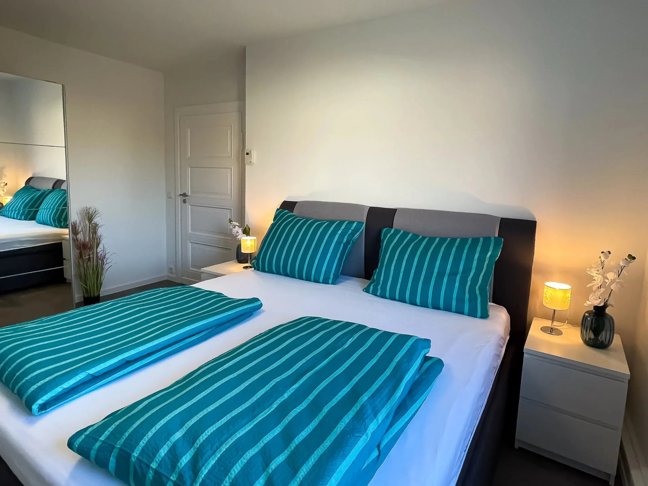 ferienwohnung-halle-schlafzimmer-kleiderschrank-spiegel