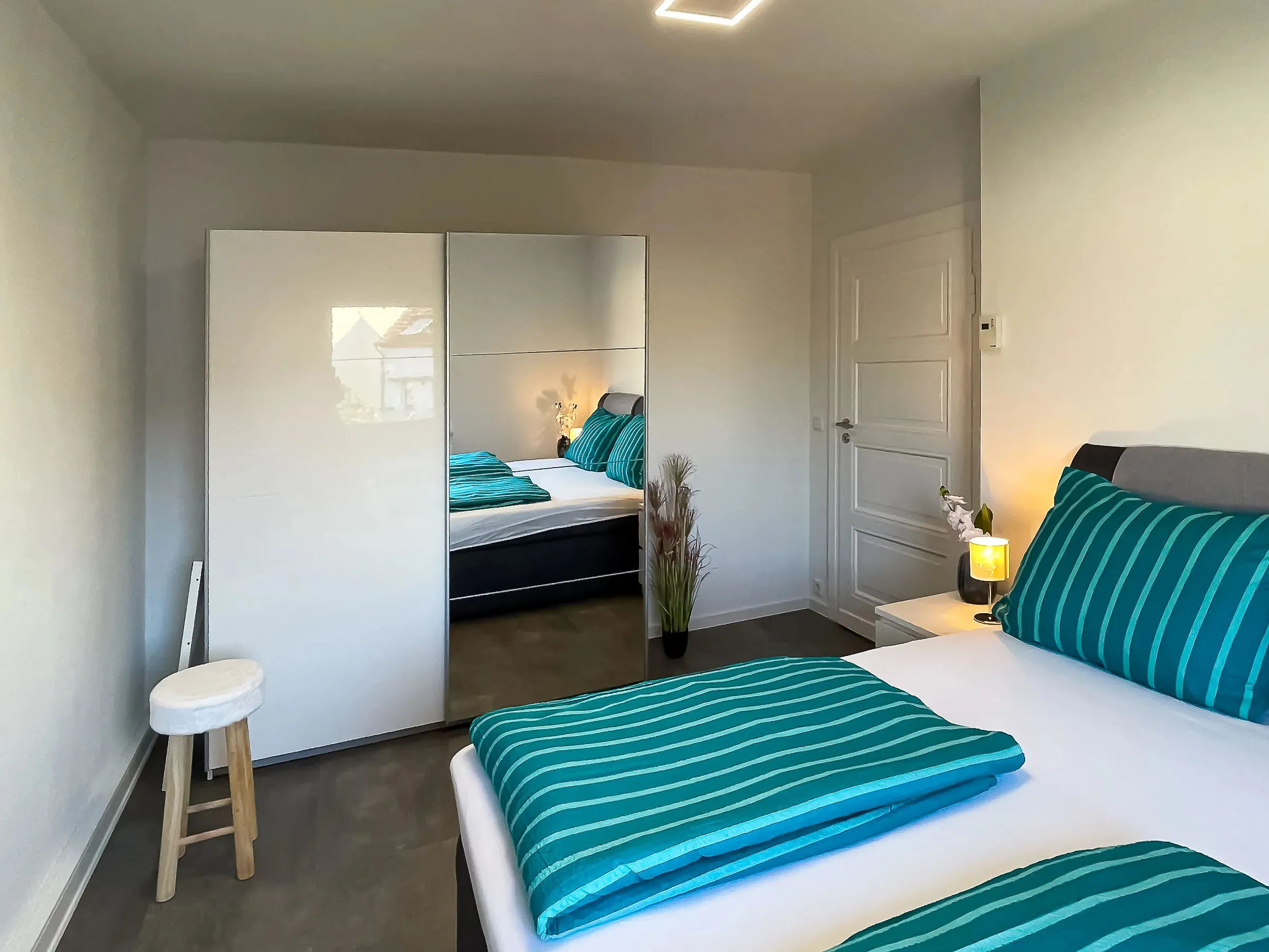 ferienwohnung-halle-schlafzimmer-kleiderschrank