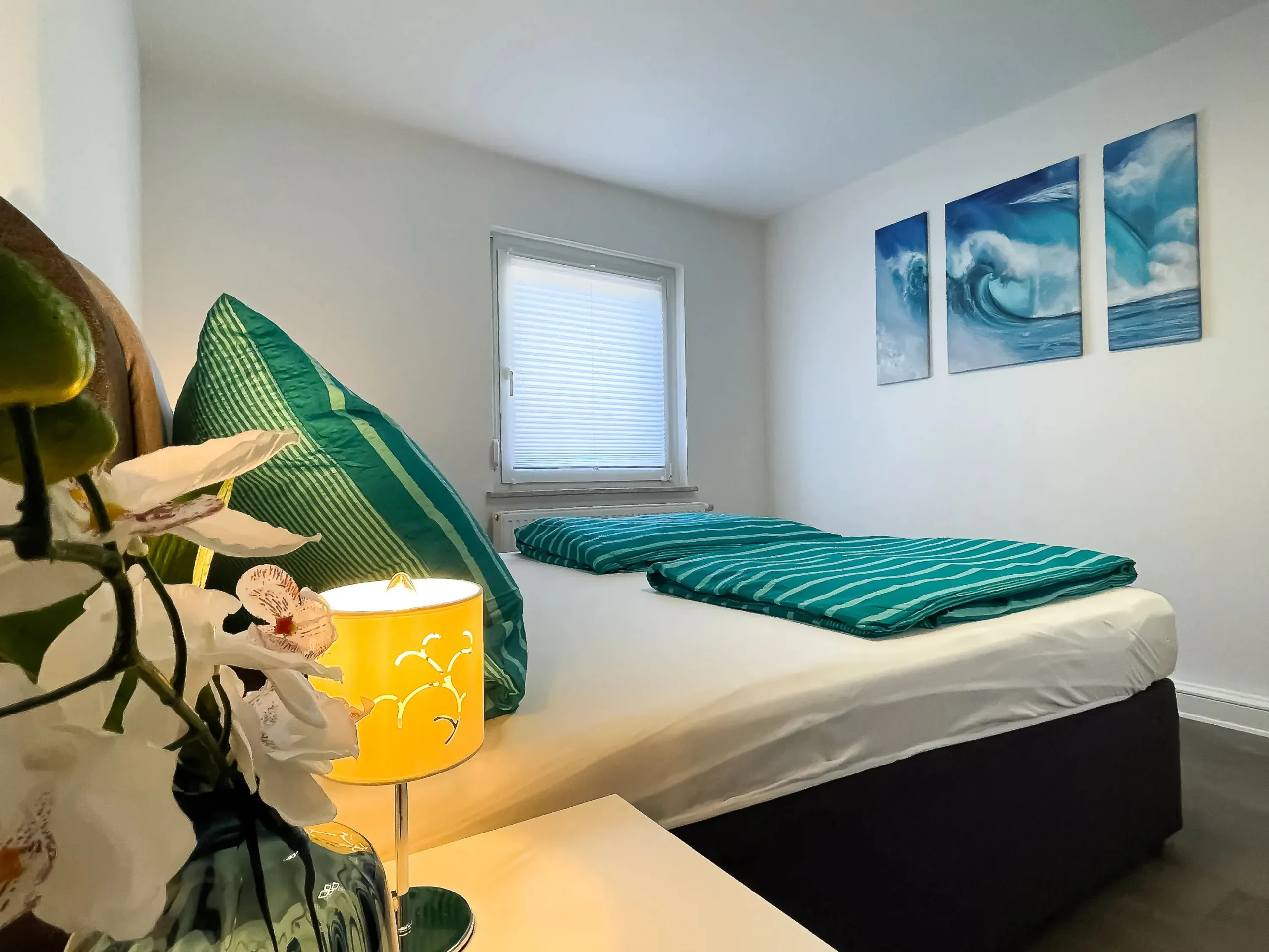 ferienwohnung-halle-schlafzimmer-nachttisch-lampe