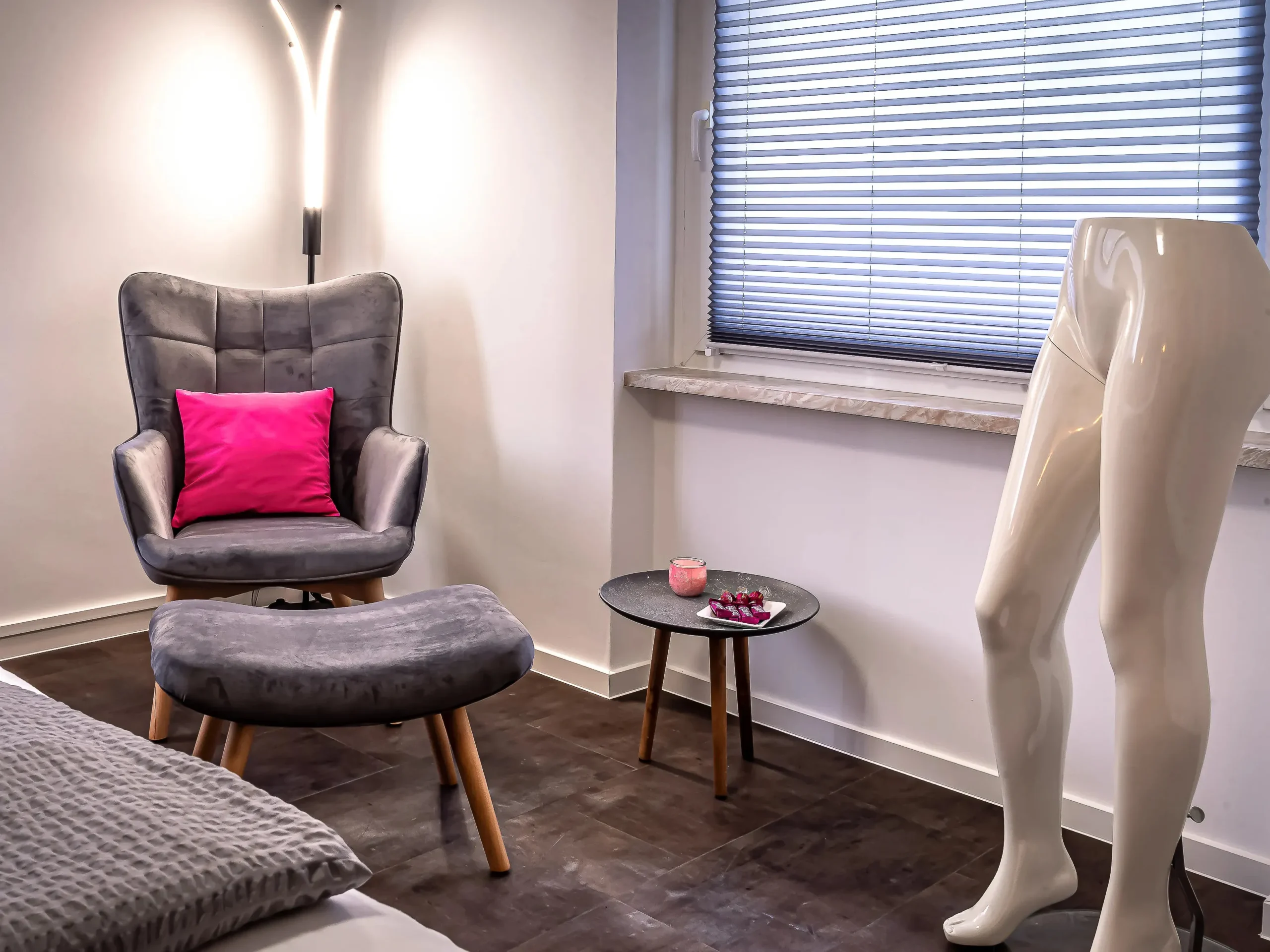 ferienwohnung-halle-sitzbereich-sessel-schlafzimmer