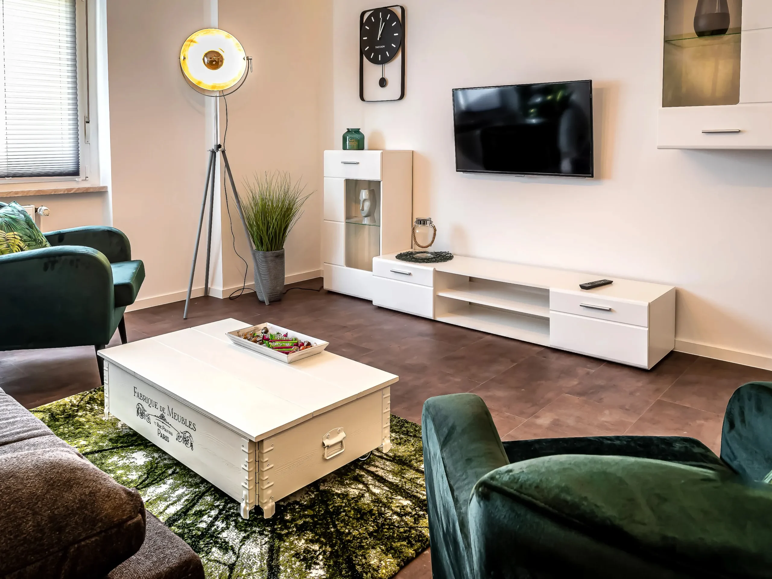 ferienwohnung-halle-wohnzimmer-gruen
