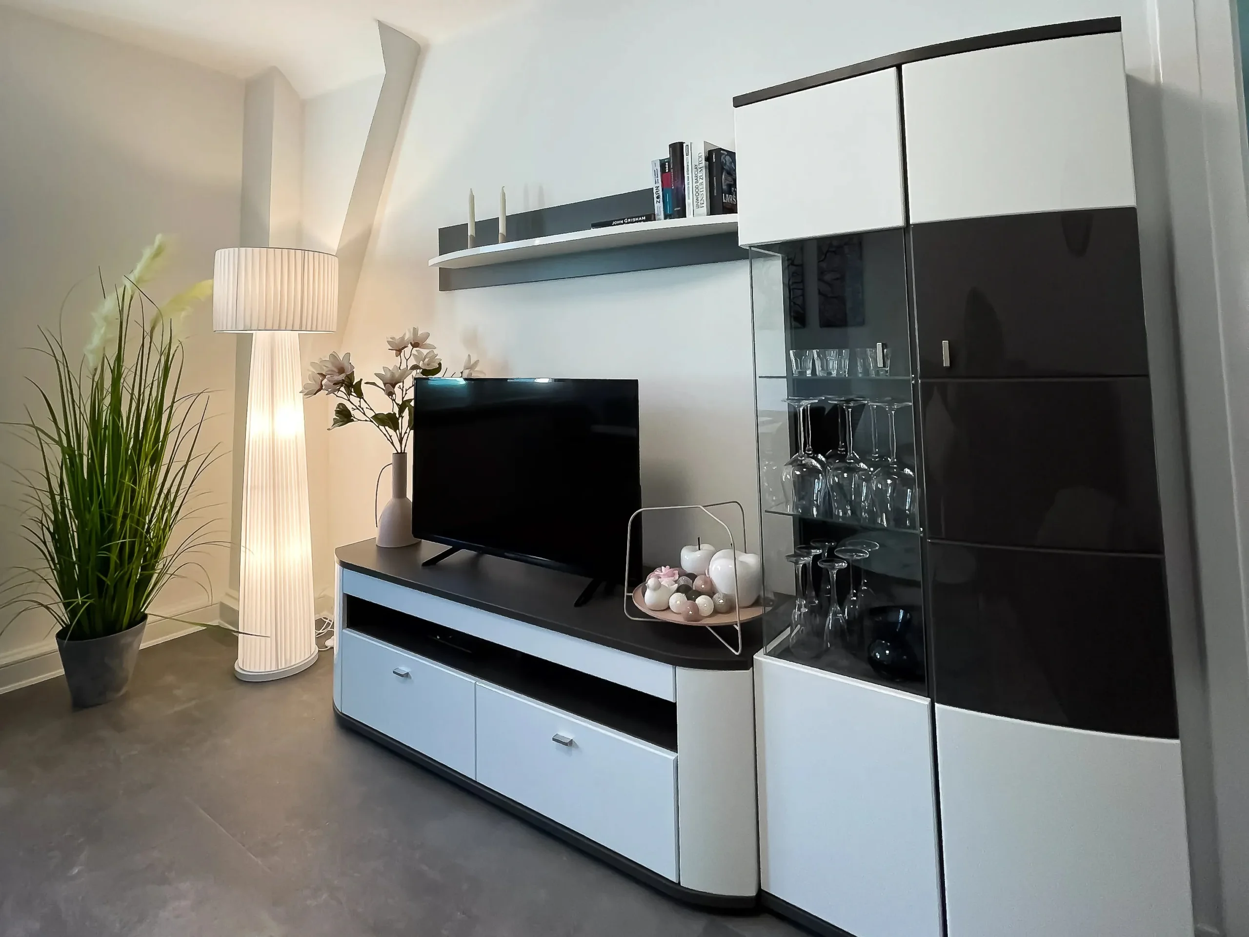 ferienwohnung-halle-wohnzimmer-tv-board