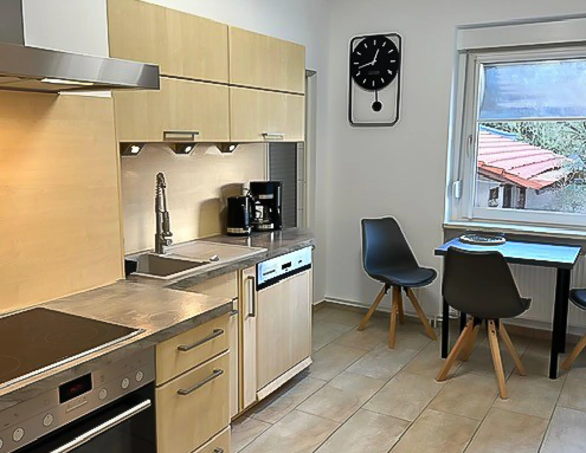 ferienwohnung-kueche-essplatz-fenster