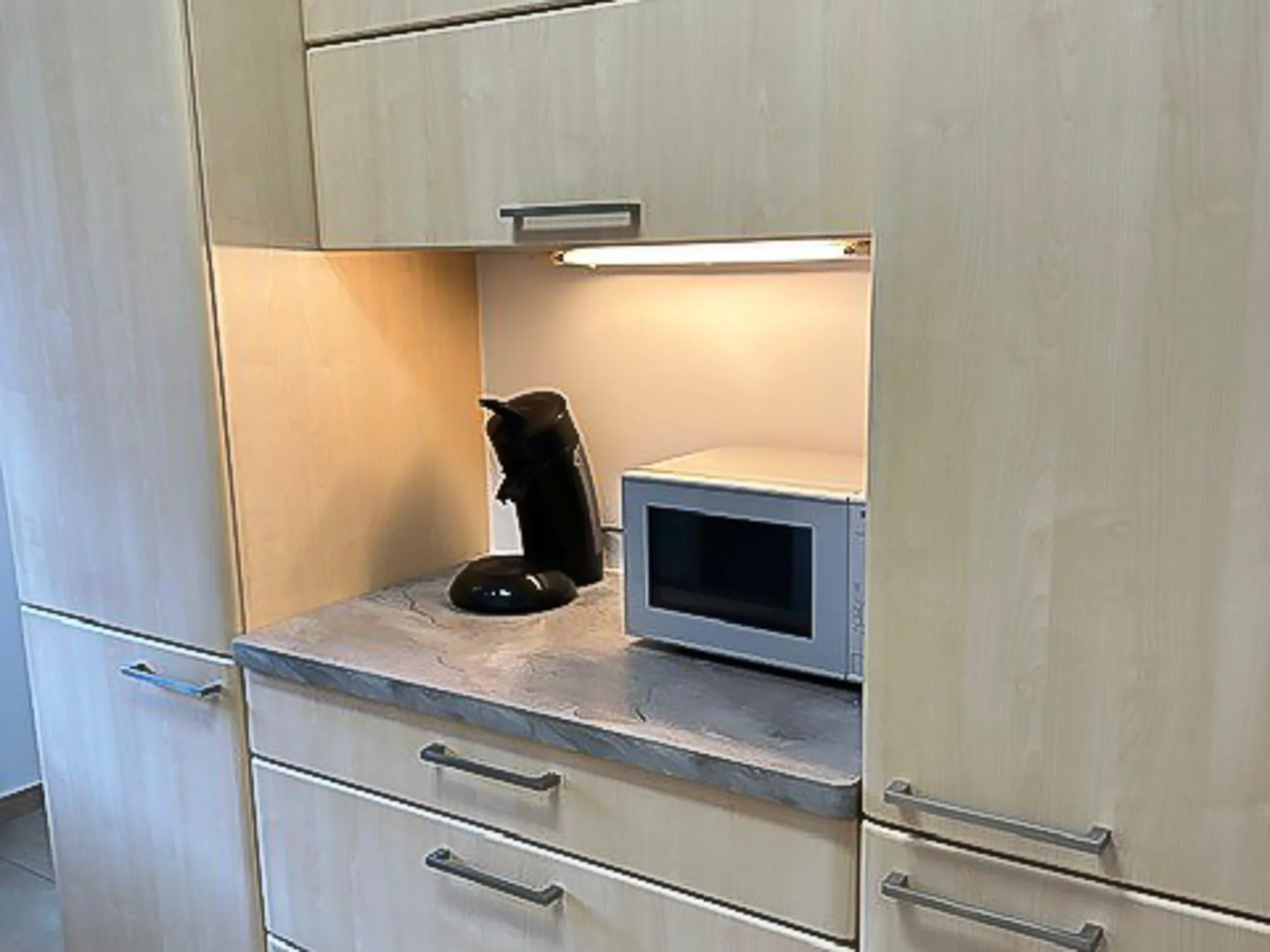 ferienwohnung-kuechenschraenke-mikrowelle-kaffeemaschine