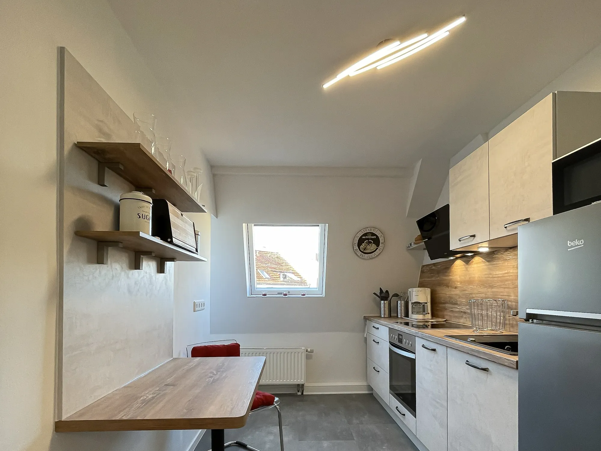 ferienwohnung-kuechenzeile-dachfenster-modern