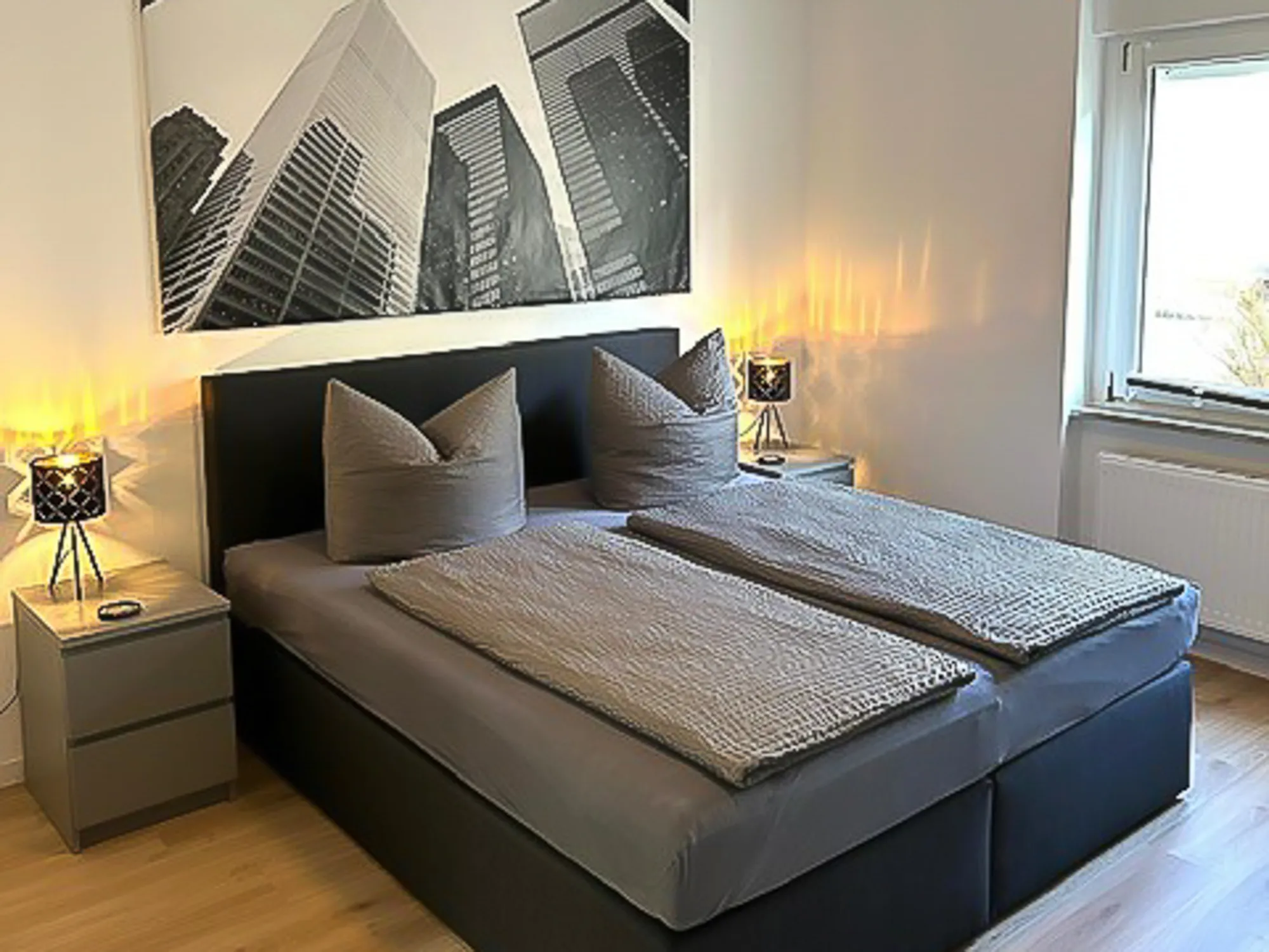 ferienwohnung-schlafzimmer-doppelbett-modern