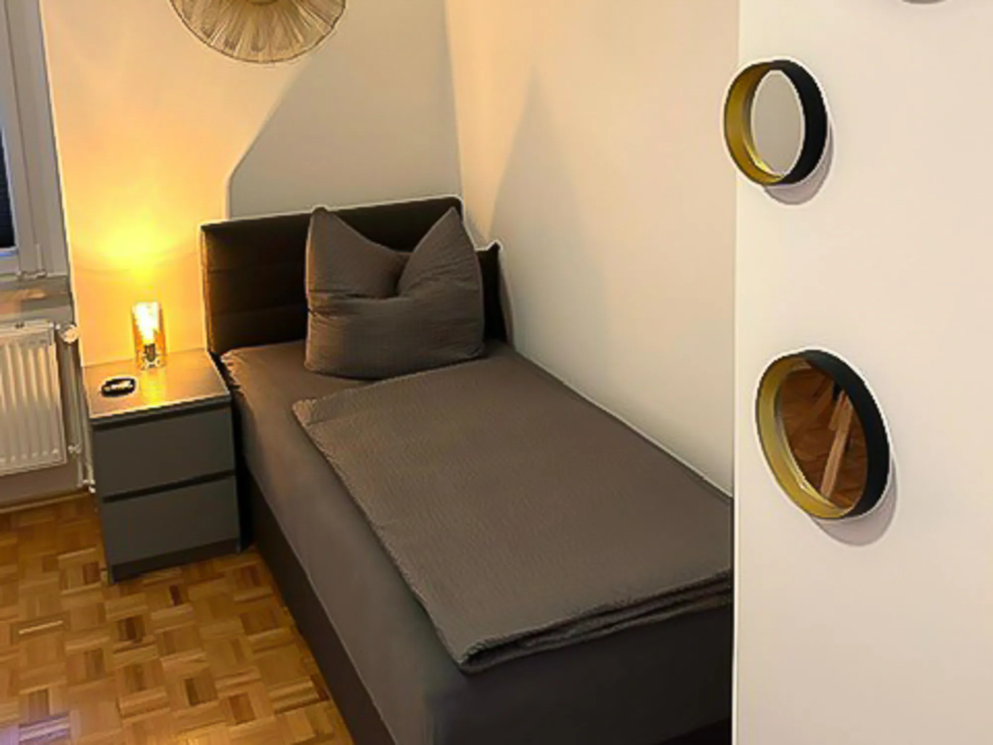 ferienwohnung-schlafzimmer-einzelbett-spiegeldeko