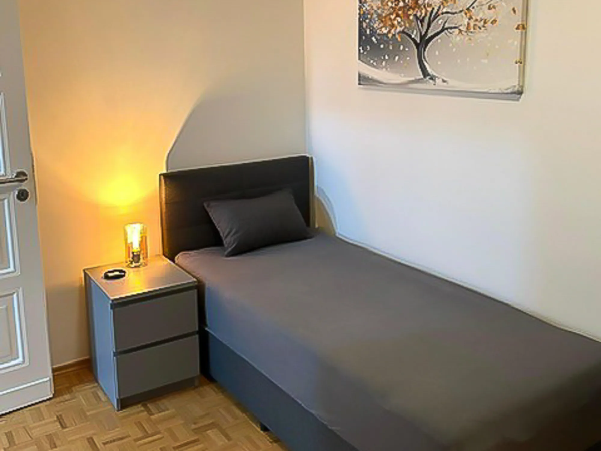 ferienwohnung-schlafzimmer-einzelbett-wandbild
