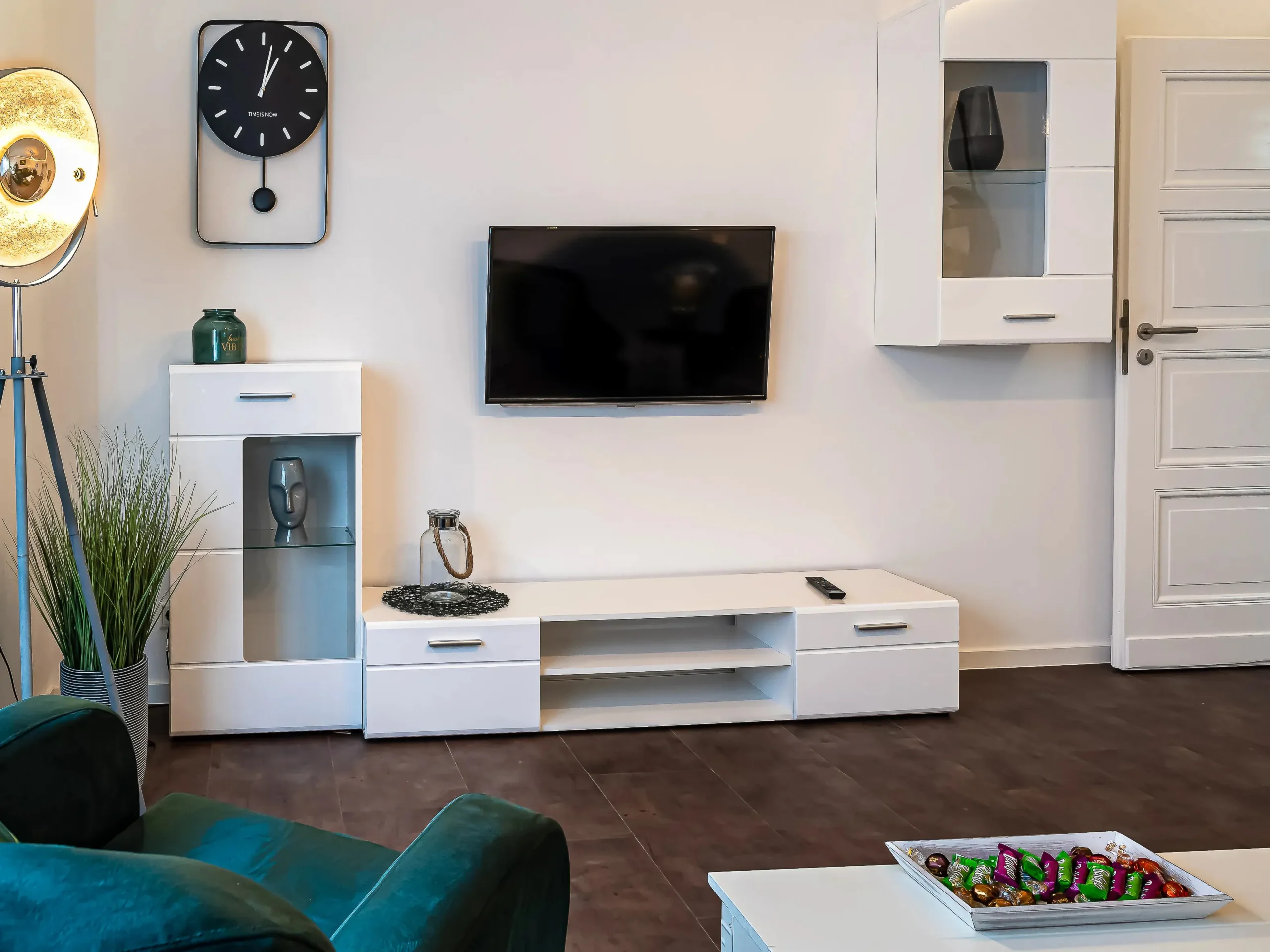 ferienwohnung-weisse-wohnzimmer-tv-moebel