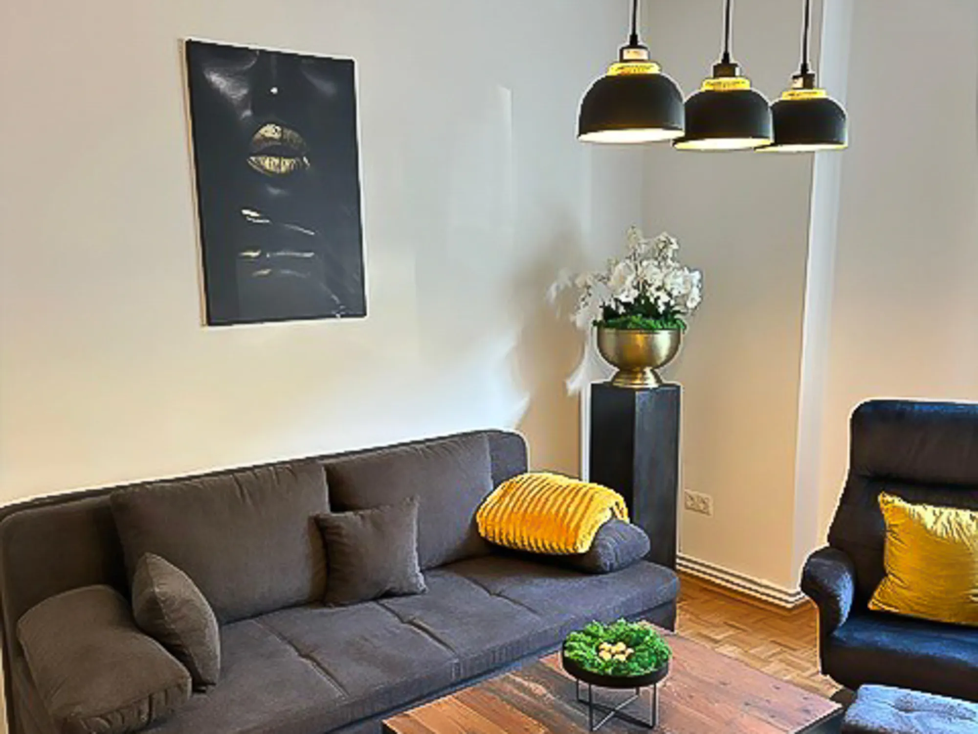 ferienwohnung-wohnbereich-sofa-couchtisch
