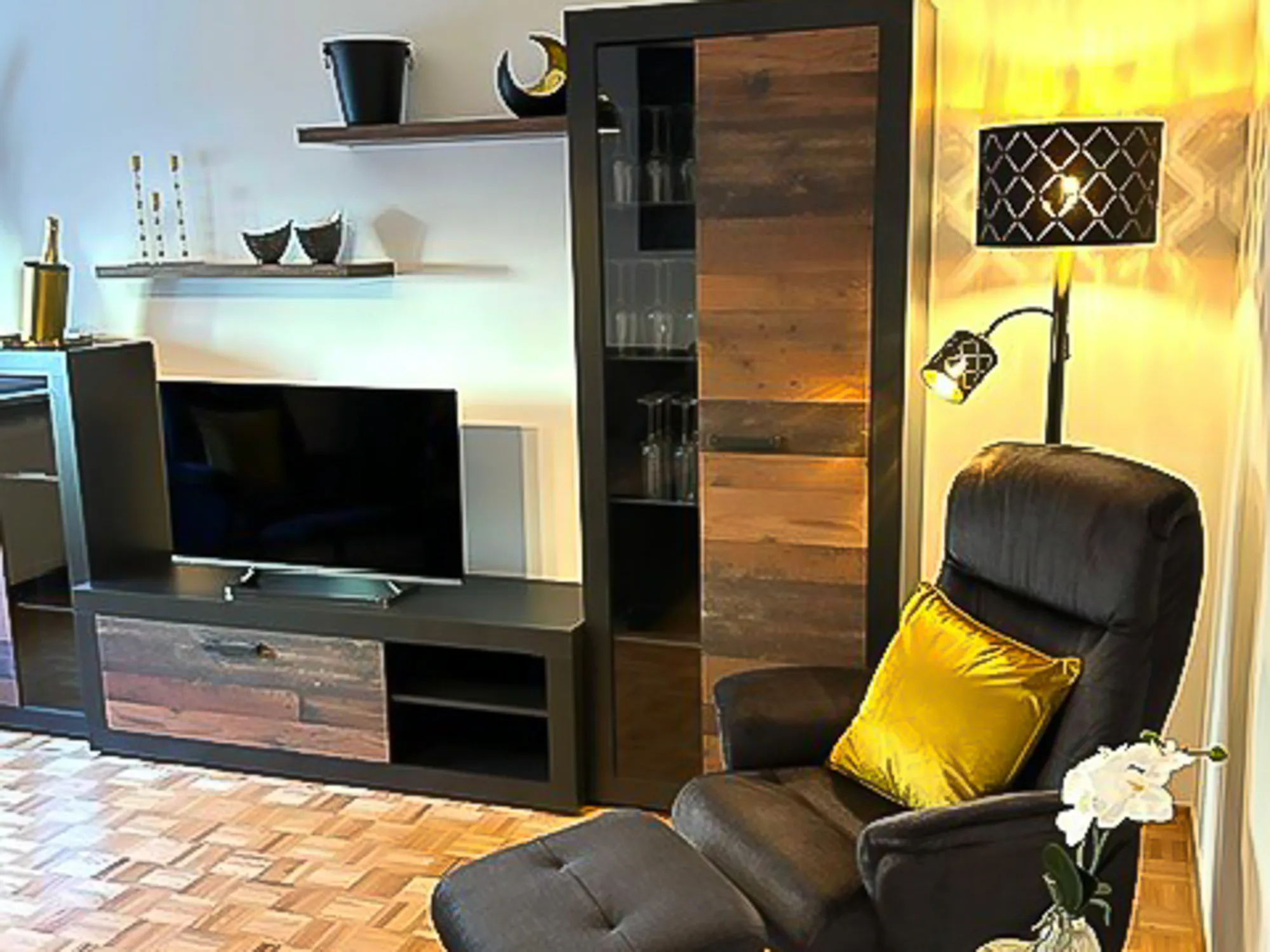 ferienwohnung-wohnzimmer-lesesessel-wohnwand